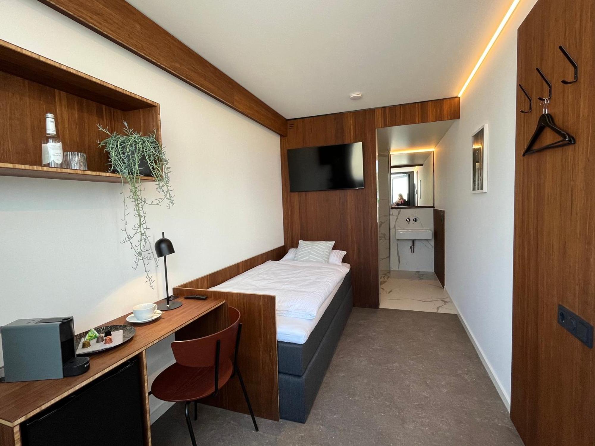 Tin Inn - Hueckelhoven - Das Hotel Aus Hochwertig Ausgebauten Ueberseecontainern Eksteriør bilde